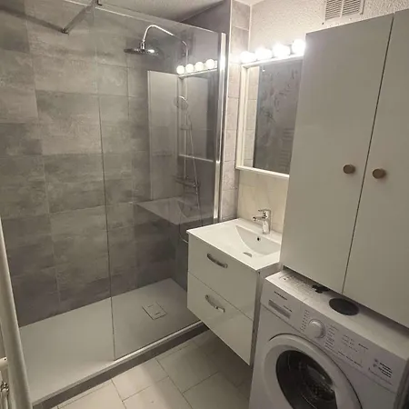 Spacieux T3 Avec Terrasse Et Piscine A - Fr-1-553-287